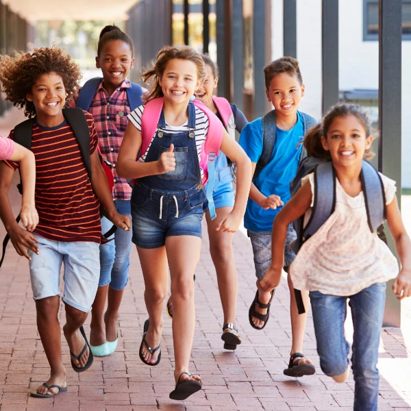 Kinder laufen zur Schule, Mikronährstoffe und Schule