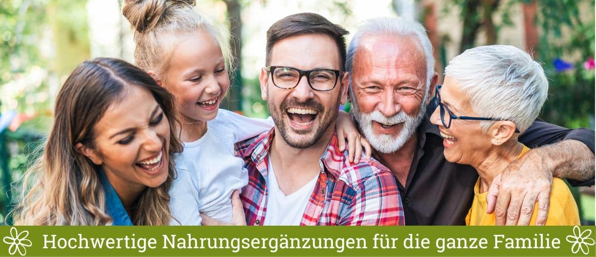 Familie mit Eltern, Großeltern und Enkelin