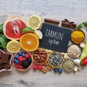 Eine Auswahl an Lebensmitteln zur natürlichen Stärkung des Immunsystems. Gesunde Ernährung für ein starkes Immunsystem. Immunfördernde Lebensmittel. Vitamin- und mineralstoffreiche Lebensmittel zur Stärkung der Abwehrkräfte.