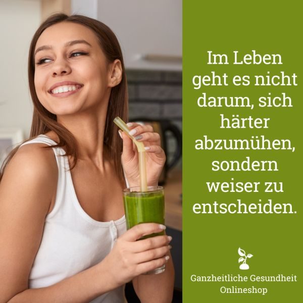 Frau mit Smothie Detox Entgiften